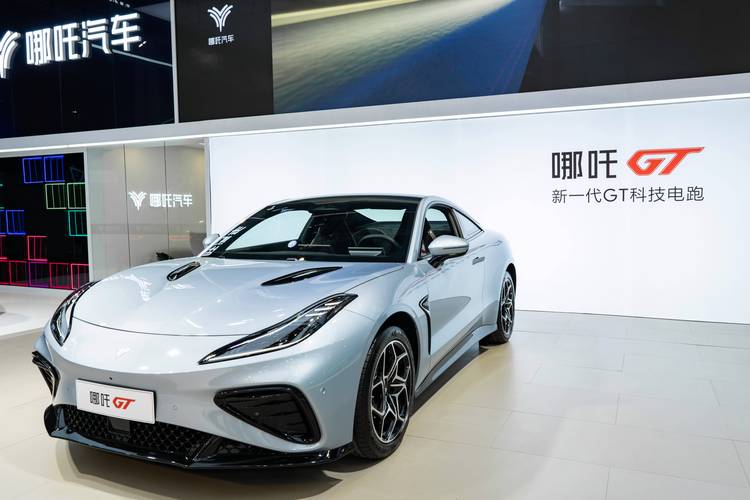 佛山56哪吒汽车在智能汽车领域的表现，领途汽车在新能源汽车市场中的影响力